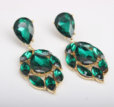 Cercei de dama cu pietre in fata si albi