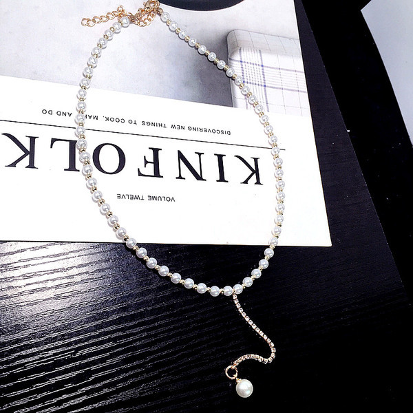 Colier elegant de damă cu perle în alb