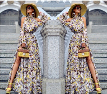 Rochie lungă de damă modernă cu umerii goi și guler înalt