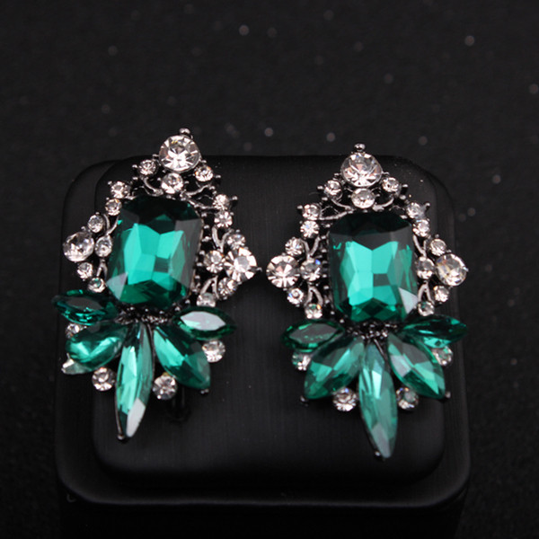Cercei moderni de dama cu pietre de culoare verde
