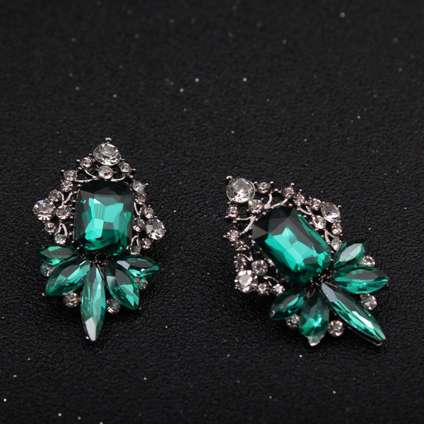 Cercei moderni de dama cu pietre de culoare verde