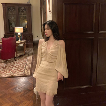 Стилна дамска рокля в бежов цвят с голи рамене