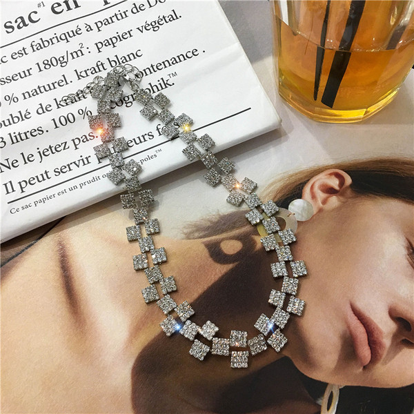 Colier de dama de culoare argintie cu pietre