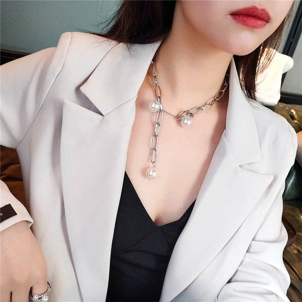 Colier modern de dama de culoare argintie cu perle