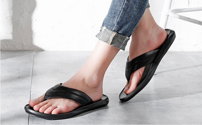 Papuci moderni pentru barbati din piele ecologica in alb si negru