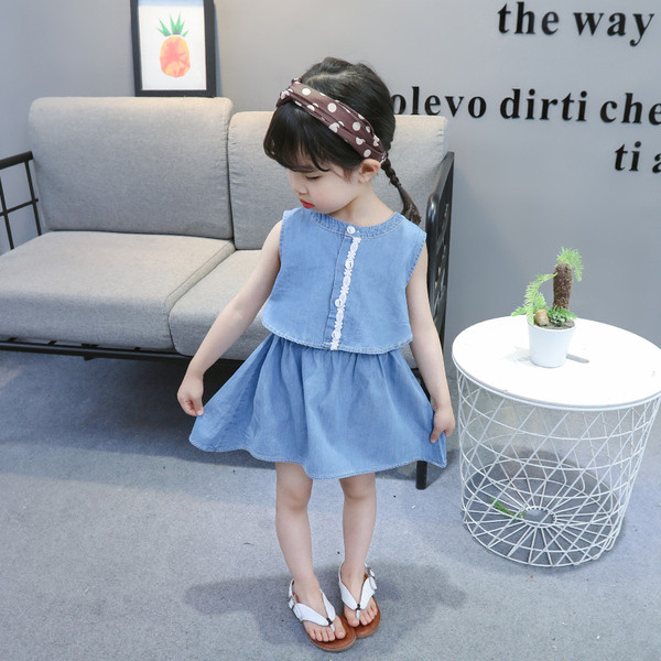 Rochie moderna pentru copii cu decolteu in O si nasturi