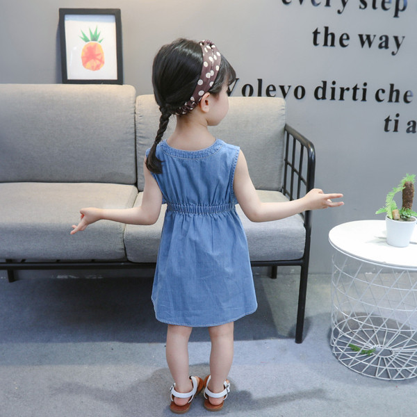 Rochie moderna pentru copii cu decolteu in O si nasturi