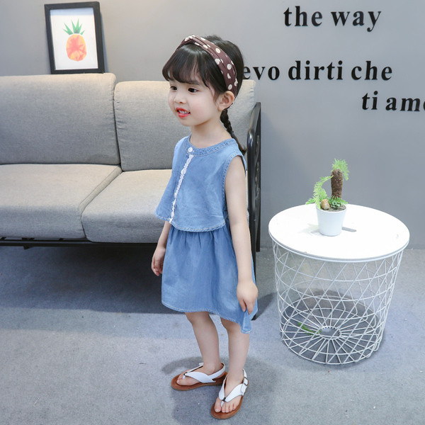 Rochie moderna pentru copii cu decolteu in O si nasturi