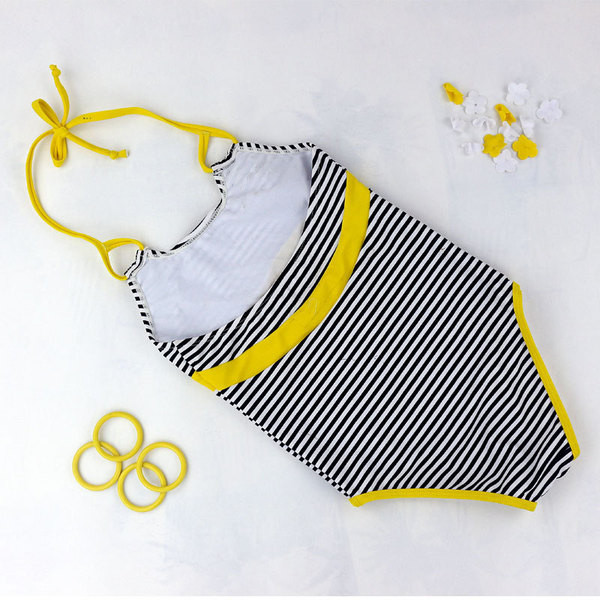 Costum de baie pentru copii modern pentru fete cu cravate si element 3D