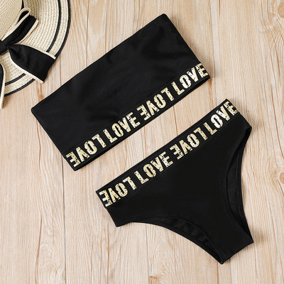 Costum de baie modern de culoare neagră și inscripție