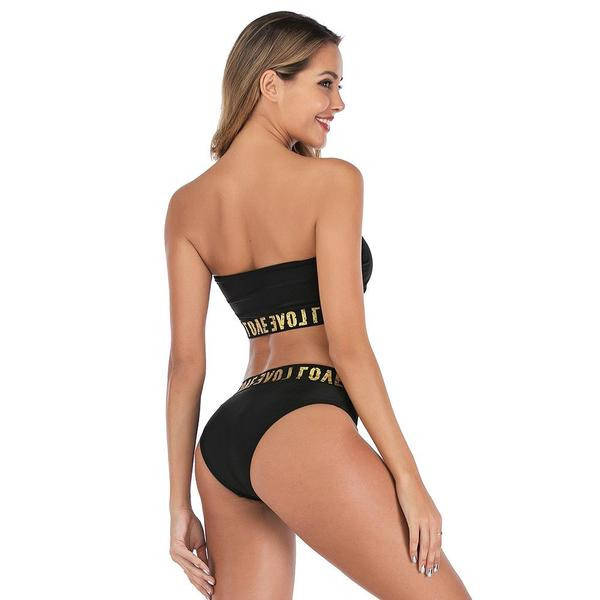 Costum de baie modern de culoare neagră și inscripție