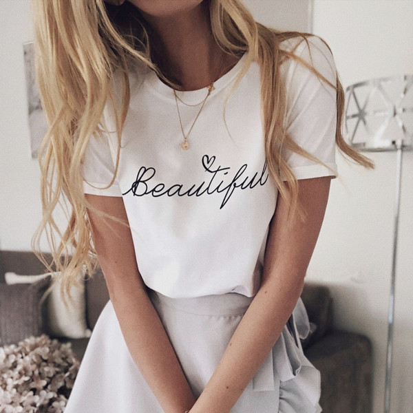 Модерна дамска тениска с къс ръкав и надпис в няколко цвята 