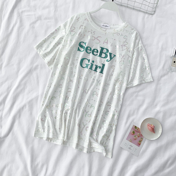 Tricou de damă modern în roz și alb cu o inscripție colorată