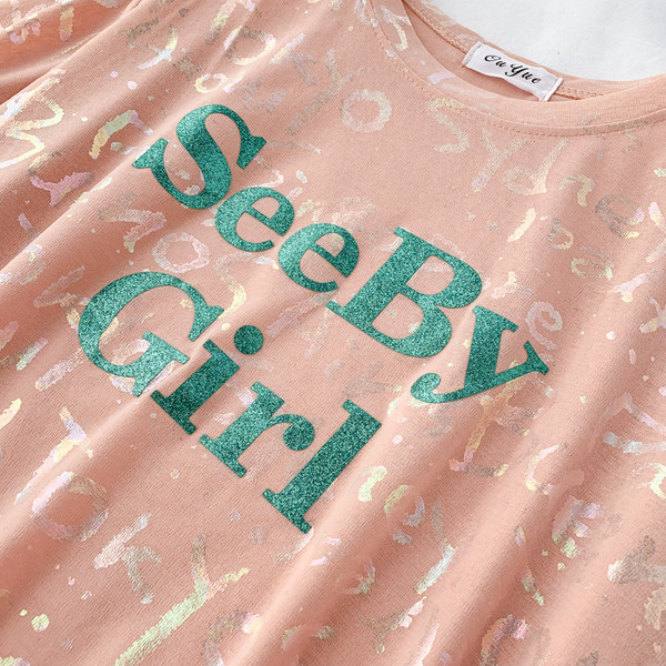 Tricou de damă modern în roz și alb cu o inscripție colorată