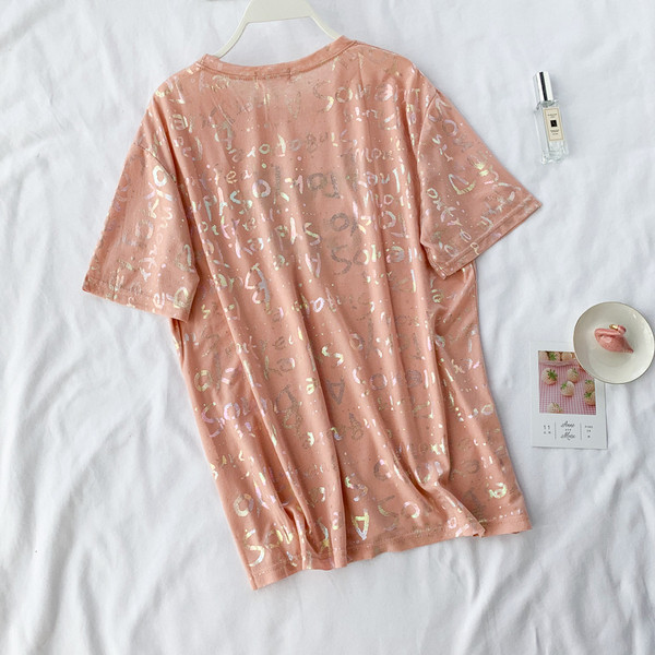 Tricou de damă modern în roz și alb cu o inscripție colorată