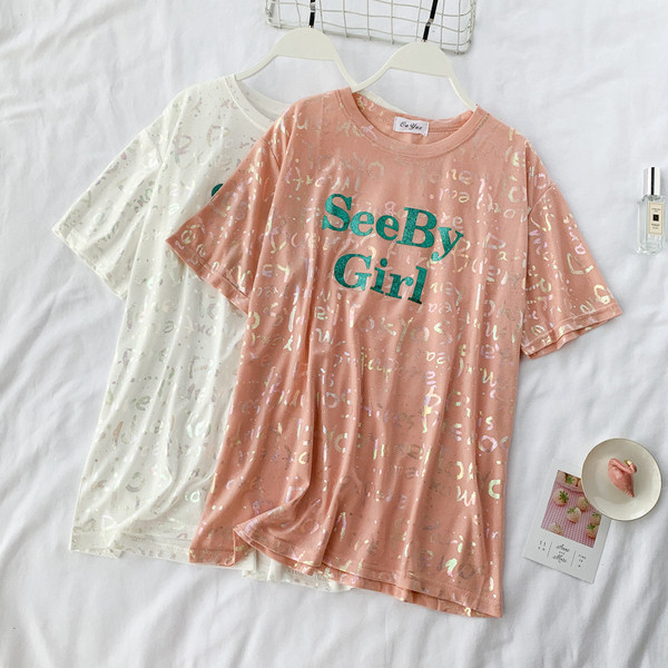 Tricou de damă modern în roz și alb cu o inscripție colorată