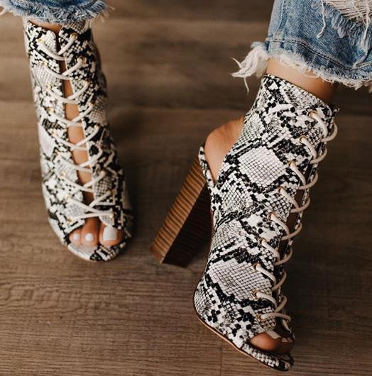 Sandale elegante cu toc înalt, cu animal print și șireturi
