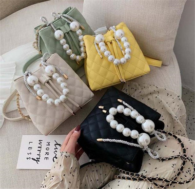 Стилна дамска чанта с перли от еко кожа в няколко цвята