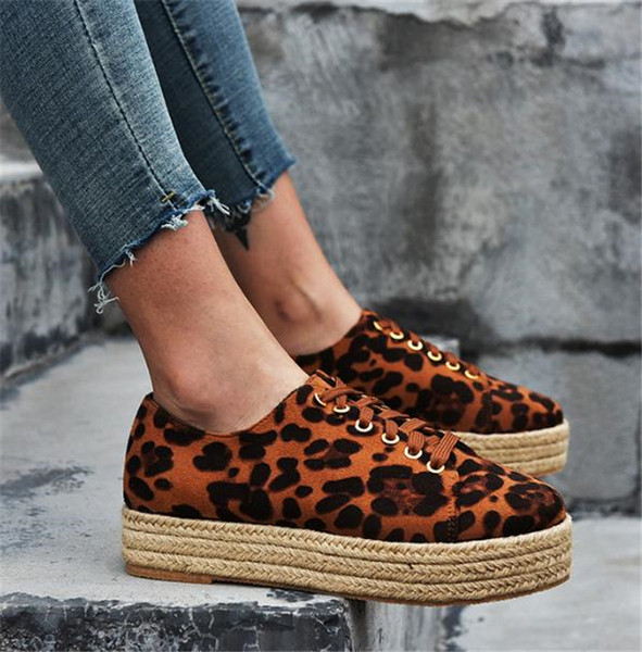 Alkalmi női tornacipő állatmintával és fűzővel