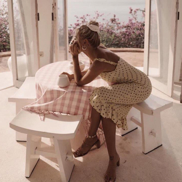 Rochie casual de dama de culoare alba cu puncte cu bretele subtiri