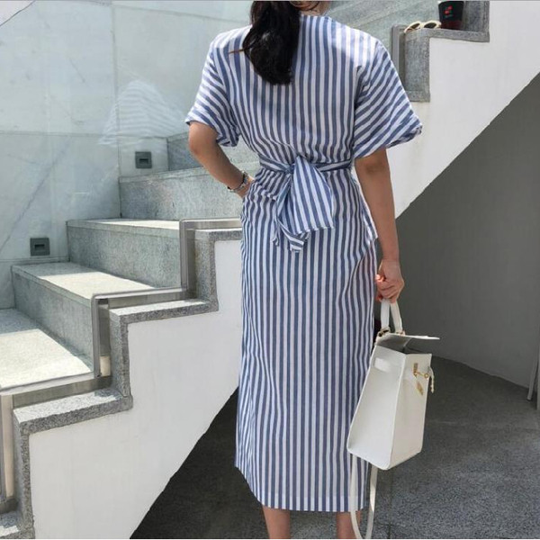 Rochie de damă modernă în dungi în albastru cu mâneci scurte