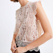 Елегантен потник с дантела в бежов цвят