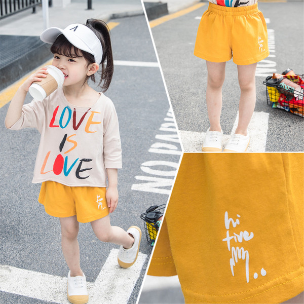 Pantaloni scurți pentru copii în galben pentru fete