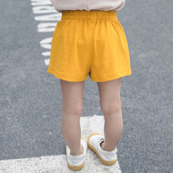 Pantaloni scurți pentru copii în galben pentru fete