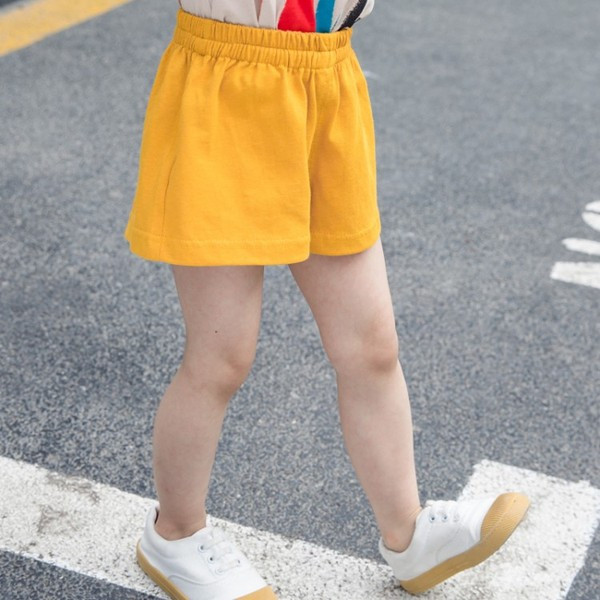 Pantaloni scurți pentru copii în galben pentru fete