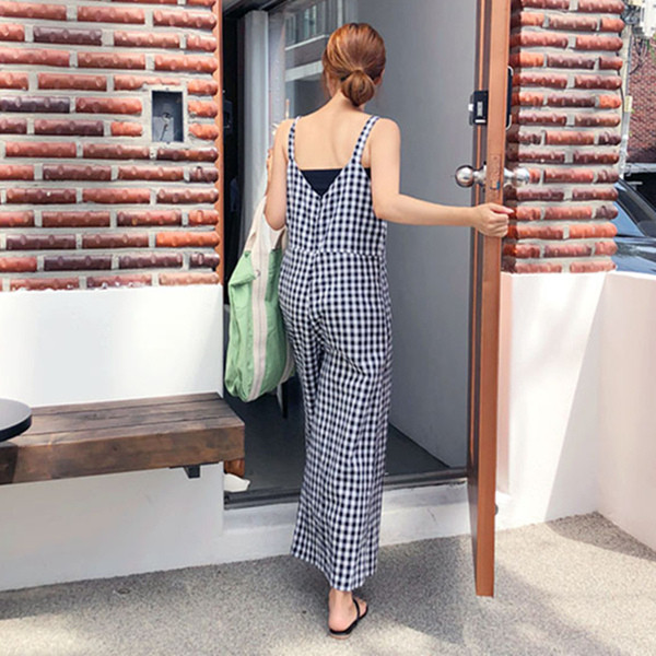 Salopeta de dama moderna in carouri cu bretele