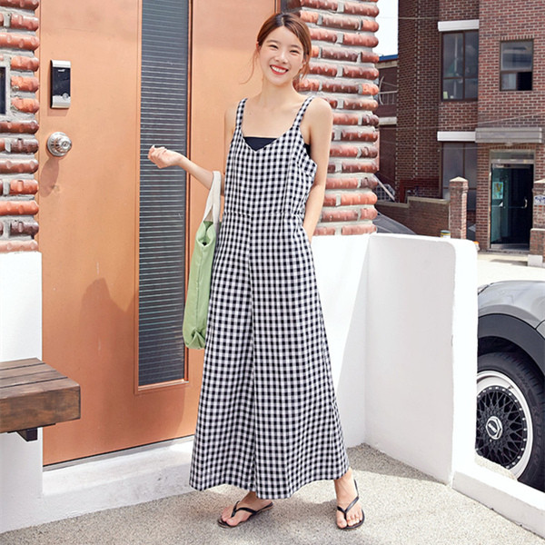 Salopeta de dama moderna in carouri cu bretele