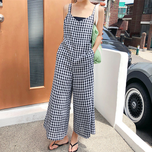 Salopeta de dama moderna in carouri cu bretele