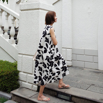 Rochie lungă de damă modernă în alb cu model