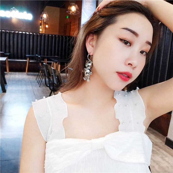 Model nou de cercei de dama de culoare argintie