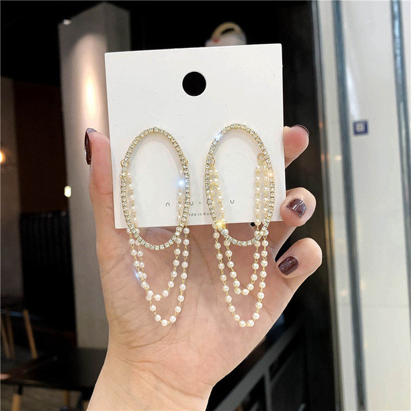 Cercei de dama actuali cu forma rotunda