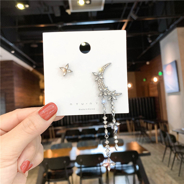 Cercei de dama actuali de culoare argintie cu pietre