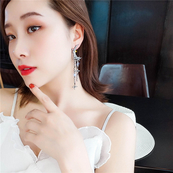 Cercei de dama actuali de culoare argintie cu pietre