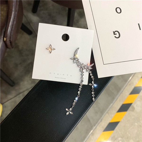 Cercei de dama actuali de culoare argintie cu pietre