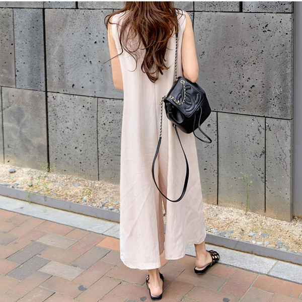 Salopetă elegantă de damă, cu decolteu în V, în bej