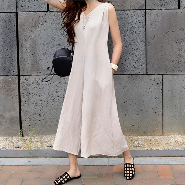 Salopetă elegantă de damă, cu decolteu în V, în bej