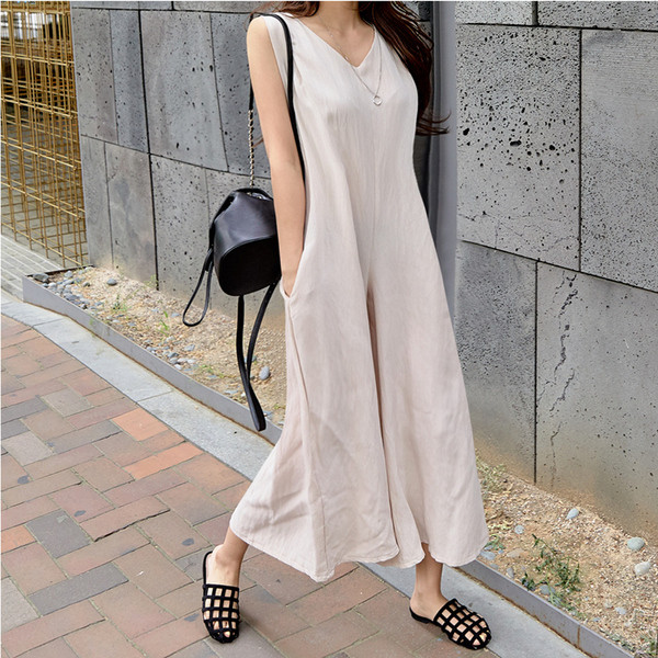 Salopetă elegantă de damă, cu decolteu în V, în bej