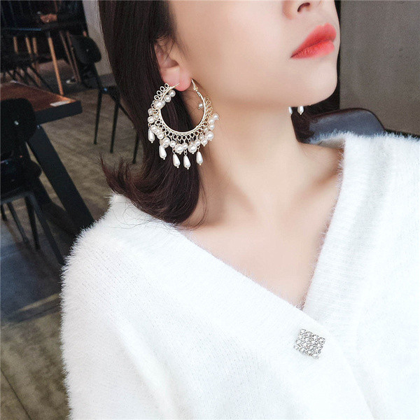 Cercei de dama de culoare aurie cu forma rotunda