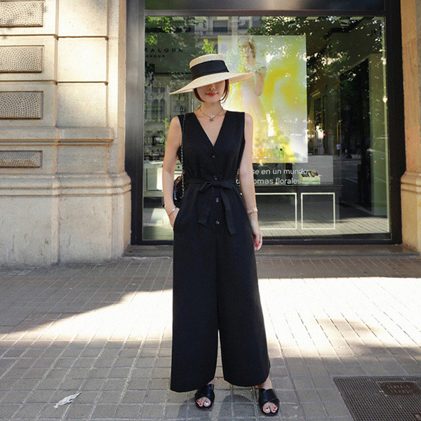 Salopeta de dama eleganta cu nasturi si panglica in negru