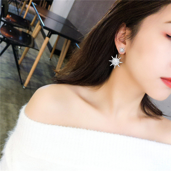 Cercei eleganti de dama cu pietre de culoare argintie