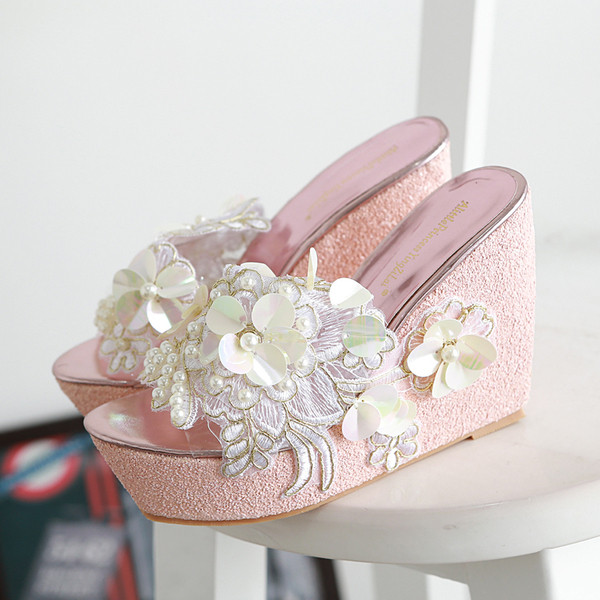 Нов модел дамски чехли на платформа с дантела и 3D елемент в няколко цвята 