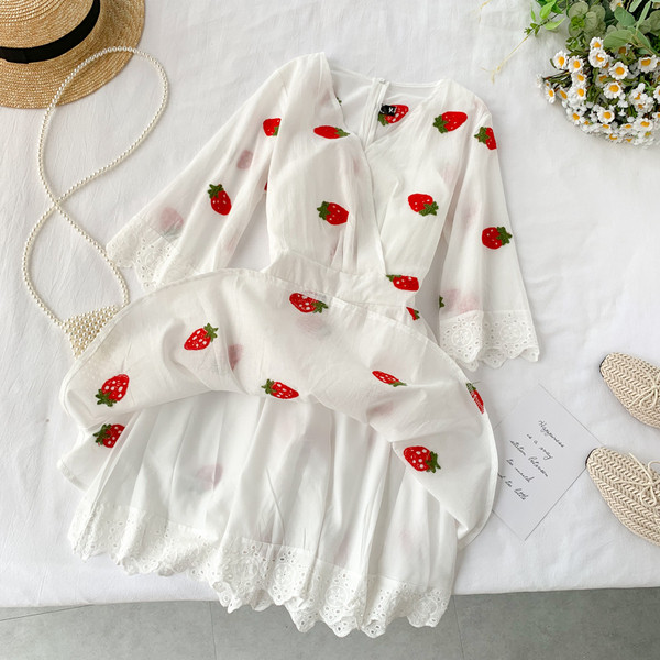 Rochie de dama cu dantela in alb si broderie