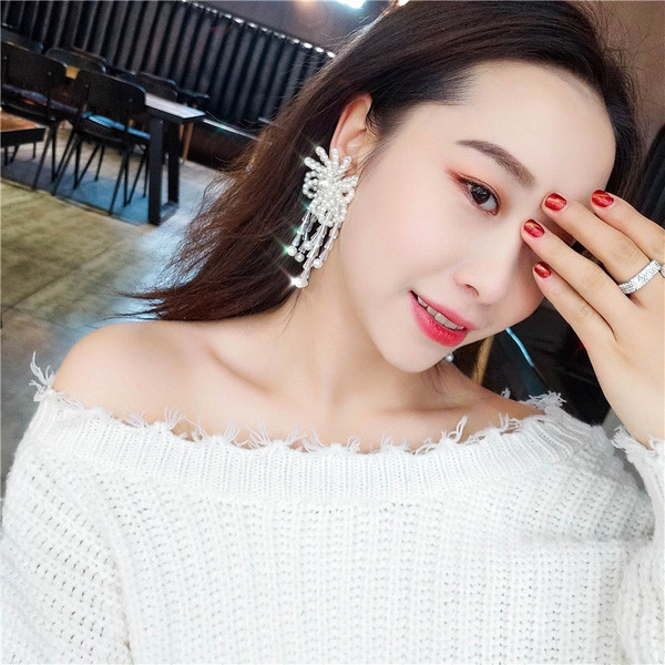 Cercei moderni de dama alb cu perle