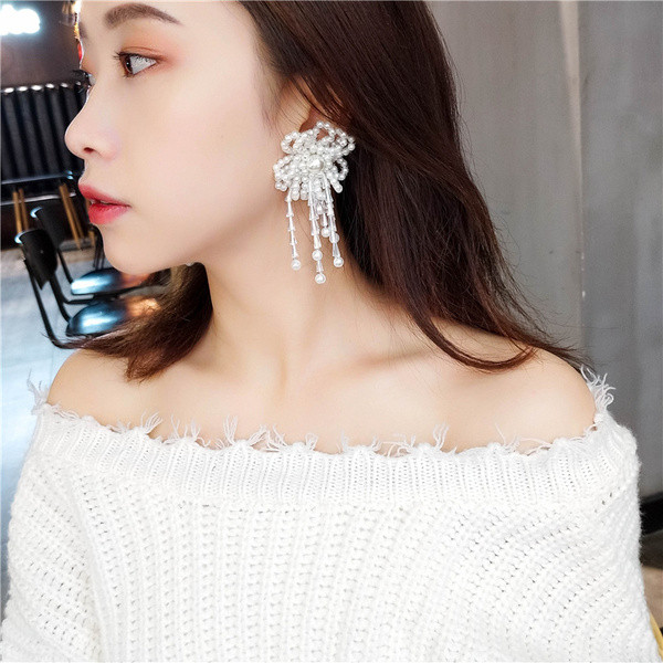 Cercei moderni de dama alb cu perle