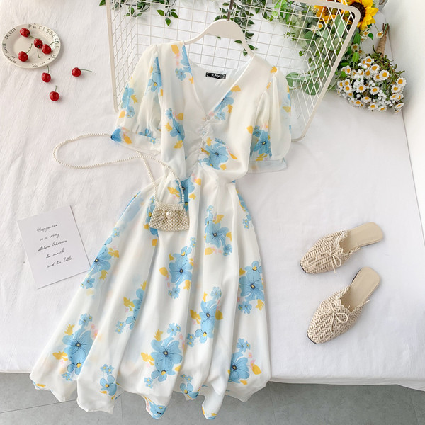 Модерна дамска рокля с флорален десен и V-образно деколте