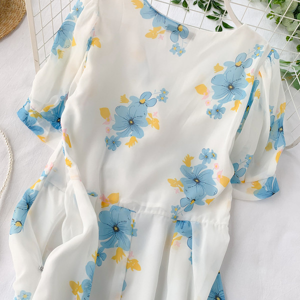 Модерна дамска рокля с флорален десен и V-образно деколте